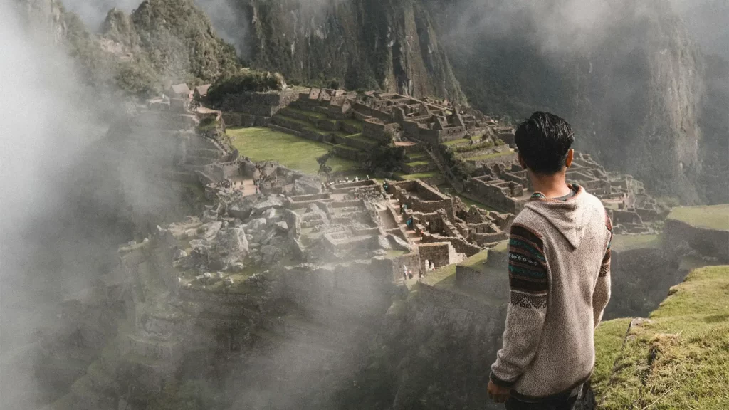 Imagen de viajeros recorriendo los principales atractivos de Cusco en un paquete turístico.