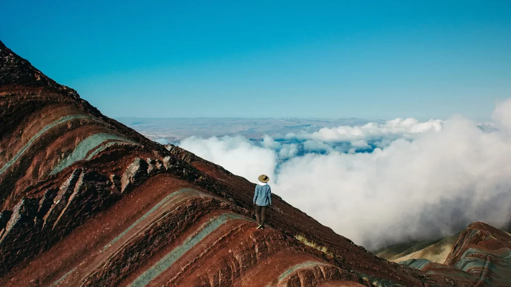 Turista viendo las nubes en la montaña de 7 colores.