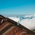 Turista viendo las nubes en la montaña de 7 colores.