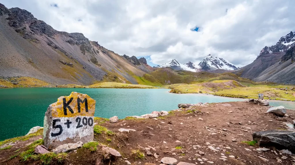 Vista panorámica a 5,200 metros de altura en la Montaña Ausangate durante el tour de las 7 Lagunas, Ausangate Cusco