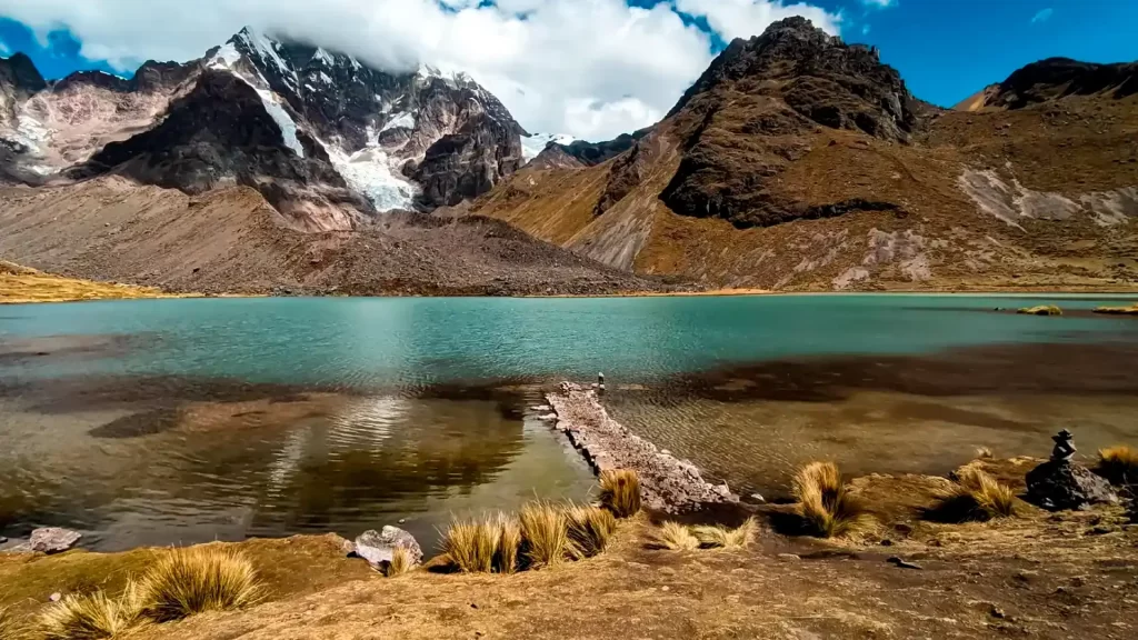 Orillas de las lagunas pequeñas del Ausangate durante el tour de las 7 Lagunas en Cusco