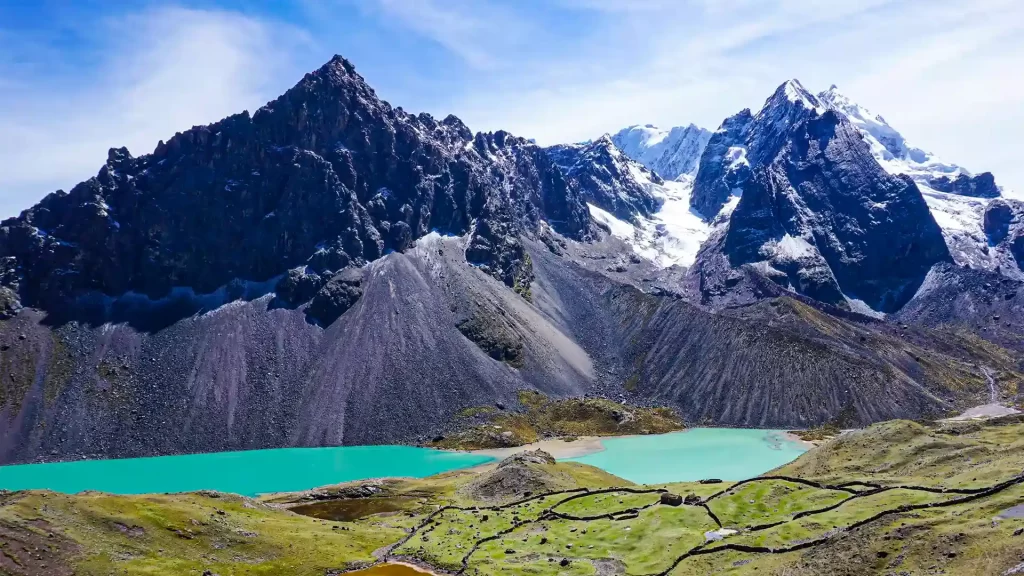 Vista panorámica de las montañas de las 7 lagunas de Ausangate.