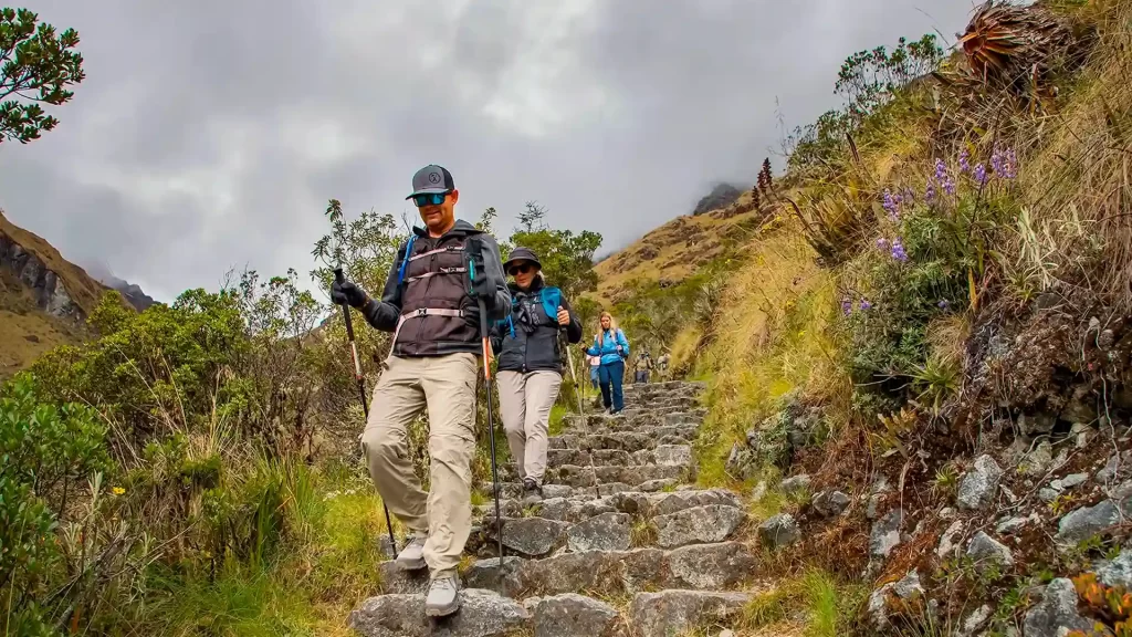 Bajada en el camino Inca con vista panorámica de las montañas. Machu Picchu