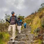 Bajada en el camino Inca con vista panorámica de las montañas. Machu Picchu