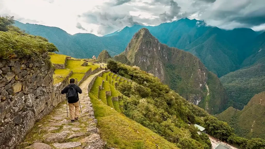 Turistas recorriendo el Camino Inca a Machu Picchu en el tour 2D/1N.