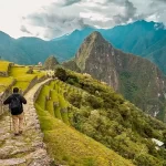 Turistas recorriendo el Camino Inca a Machu Picchu en el tour 2D/1N.