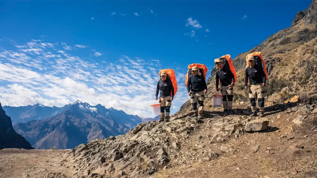 Tour del Camino Inca 4 días y 3 noches con porteadores, mostrando senderos andinos, equipo de trekking y el trabajo del personal que acompaña a los viajeros.