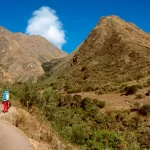 Tour del Camino Inca 4 días y 3 noches en el paso Warmi Wañusqa, mostrando el punto más alto de la ruta, montañas imponentes y senderos desafiantes.