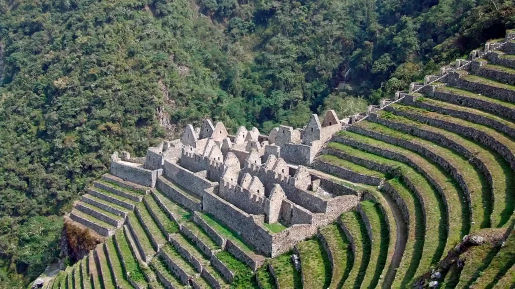 Tour del Camino Inca 4 días y 3 noches en el sitio arqueológico de Wiñay Wayna, mostrando sus terrazas incas, escalinatas ancestrales y el paisaje andino, camino inca a machu picchu