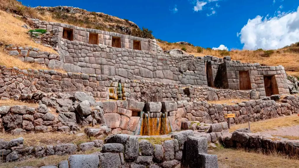 Vista a Tambomachay durante el City Tour en Cusco.