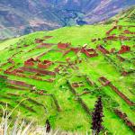 Sendero hacia Huchuy Qosqo con vistas del complejo arqueológico en la ruta al tour 2D/1N a Machu Picchu.