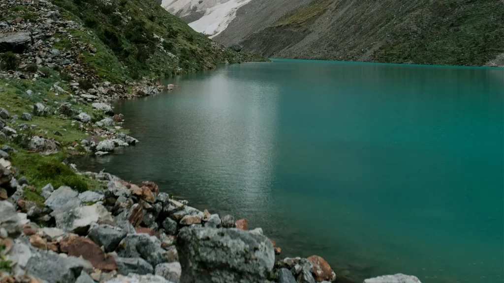 Vista lateral de la laguna Humantay durante el tour.