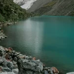 Vista lateral de la laguna Humantay durante el tour.