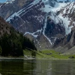 Vista de la orilla de la laguna Humantay durante el tour.