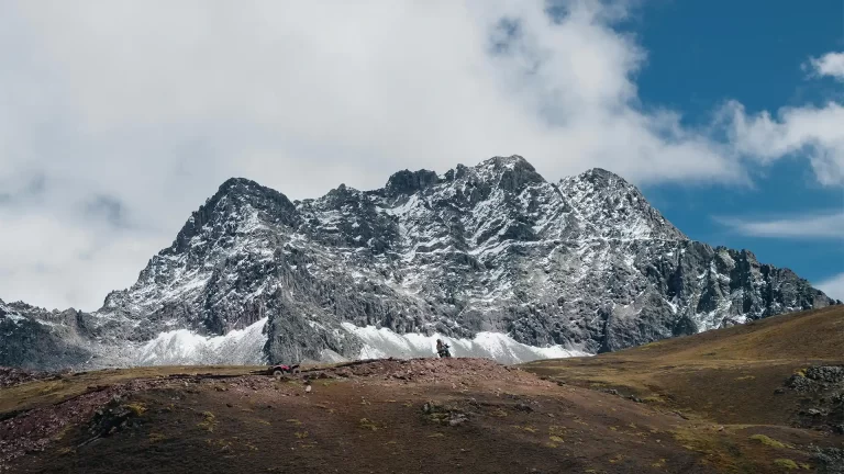 Montaña Ausangate con paisajes nevados durante el trekking de 6 días y 5 noches, cusco altitude, mate de coca