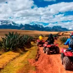 Vista plana de Maras y Moray en cuatrimotos durante el tour.