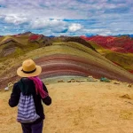 Vista panorámica de la Montaña de Colores Palcoyo durante el tour, mostrando sus formaciones coloridas