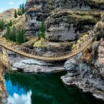 Vista lateral del puente Queswachaca durante el tour Full Day