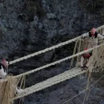 Mantenimiento del puente Q’eswachaka durante el tour Full Day