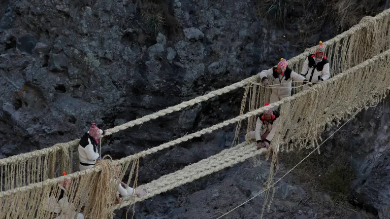 Mantenimiento del puente Q’eswachaka durante el tour Full Day