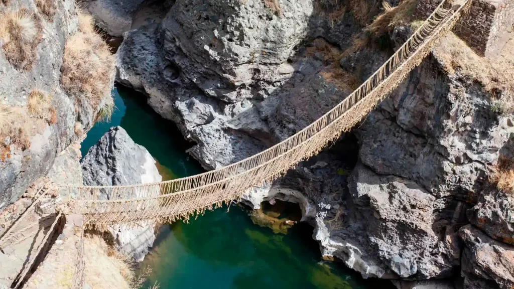 Vista panorámica del puente Queswachaca durante el tour Full Day.