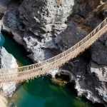 Vista panorámica del puente Queswachaca durante el tour Full Day.