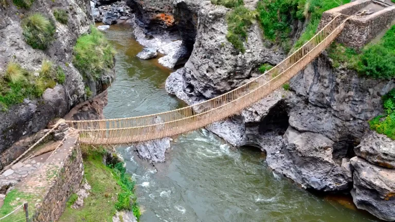 Vista del puente Queswachaca durante el tour Full Day.