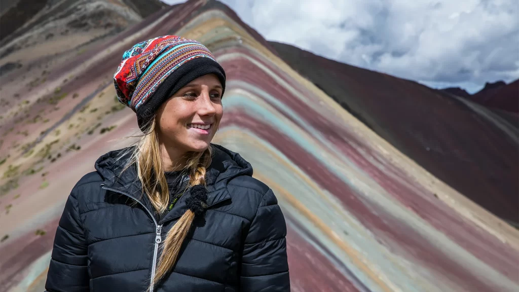 Caminata en Vinicunca, la Montaña de 7 Colores, vista desde un tramo cercano