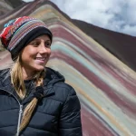 Caminata en Vinicunca, la Montaña de 7 Colores, vista desde un tramo cercano
