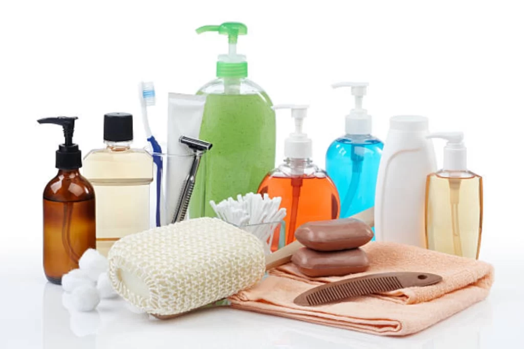 Conjunto de productos para cuidado personal, incluyendo artículos de higiene y bienestar.