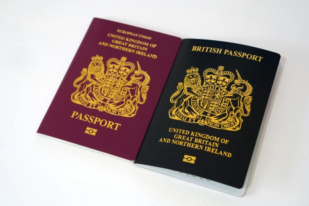 Pasaporte o DNI para identificarse y en casos de emergencia.