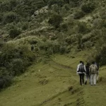 Caminata por la fortaleza de Waqrapukara durante el tour Full Day desde Cusco.