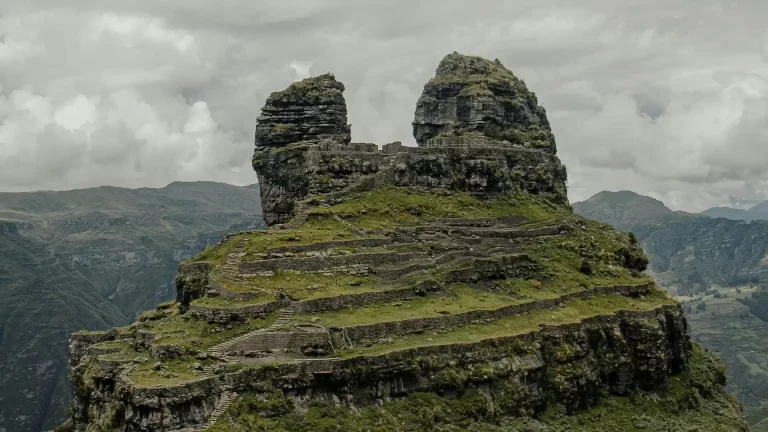 Vista de la fortaleza Waqrapukara durante el tour Full Day desde Cusco.