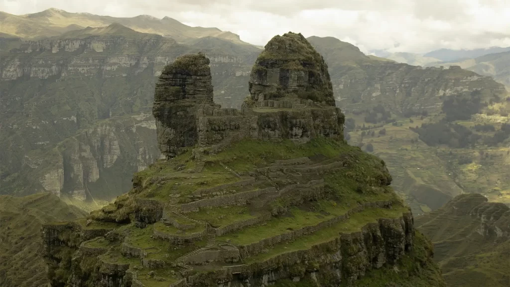 Vista lateral de Waqrapukara durante el tour Full Day desde Cusco