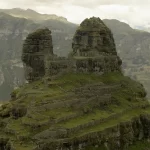 Vista lateral de Waqrapukara durante el tour Full Day desde Cusco