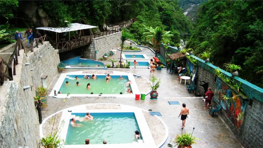 baños termales en aguas calientes