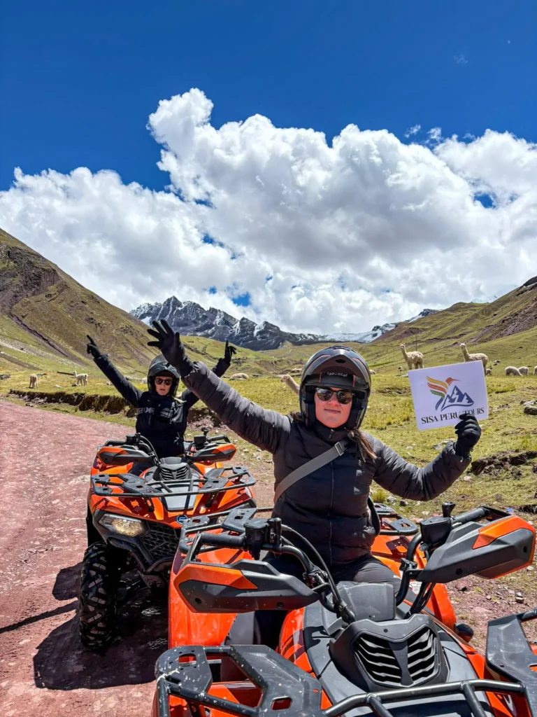 cuatrimotos por montaña de colores